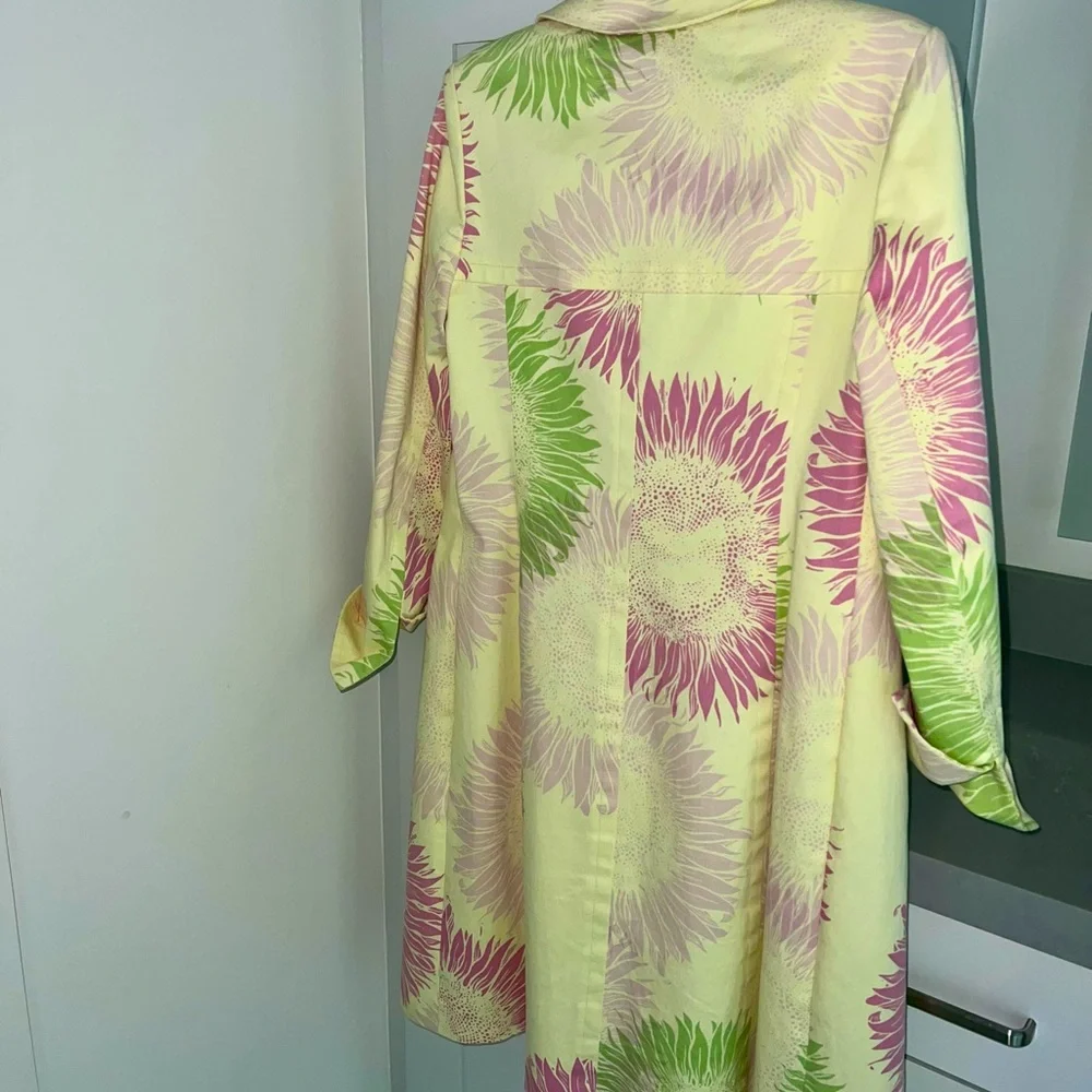 Gorgeous fitted coat, side pockets-LIKE NEW CONDITION! - Picture 3 of 5